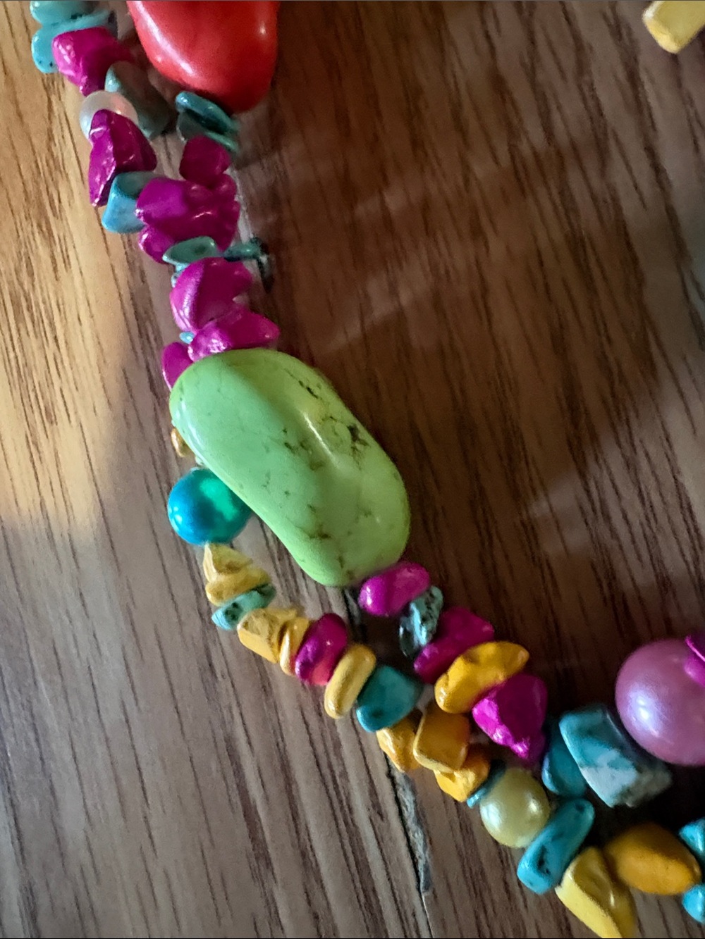 VINTAGE MULTICOLORED HOWLITE AND DYED STONE CHUNKY 18 - 21" NECKLACE - Picture 4 of 10